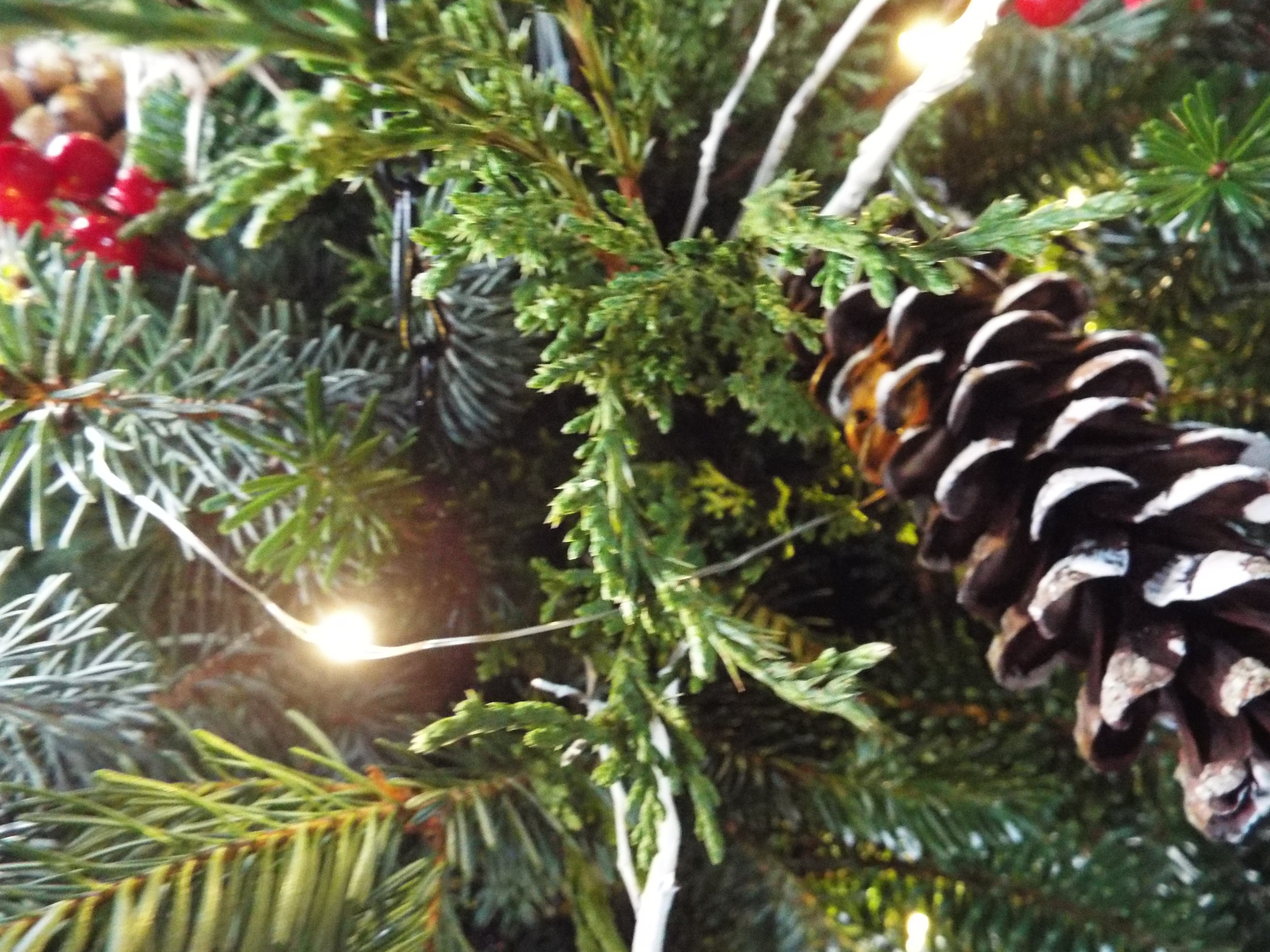 Table arrangement with pinecones and lights